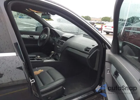 2011 Mercedes-Benz C 300 Luxury/Sport z USA, uszkodzony, nr VIN WDDGF5EB4BR159614